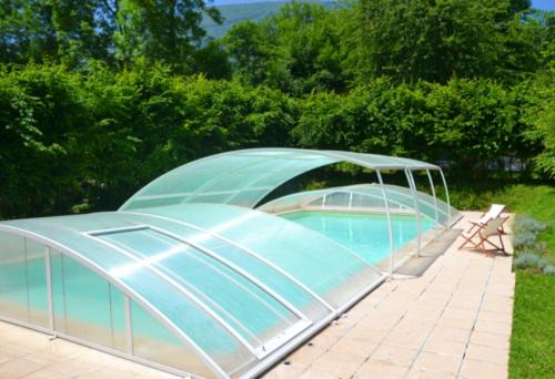 Gembrie Maison | Maison accueillante à Gembrie avec piscine partagée
