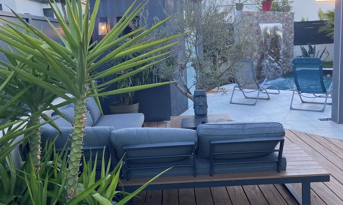 Aigues-Vives Maison | Maison Agréable, Piscine Chauffée, Jacuzzi, 20 Minutes de la Mer