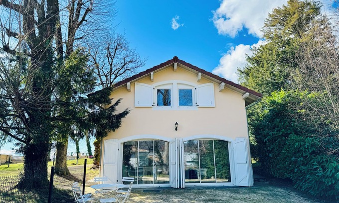 Voiron Maison | Maison au calme dans un parc privé avec tennis