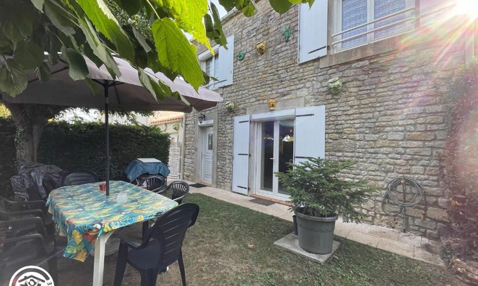 Thire Maison | Maison Authentique avec Cour Privée, Wifi et Proximité Activités – Thiré, Vendée - FR-1-426-396