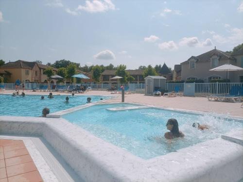 Monflanquin Maison | Maison avec piscine chauffée en résidence, 4 ou 5 pers, RDC, lac et nature