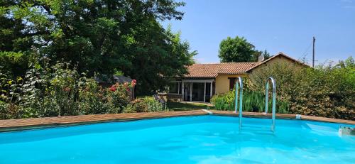Cours-de-Pile Maison | Maison avec piscine et jardin d'arbres fruitiers