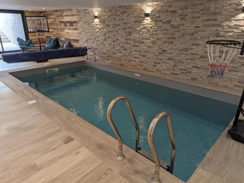 Curel Maison | Maison avec piscine intérieure, terrasse et Wi-Fi gratuit à Curel - FR-1-611-92