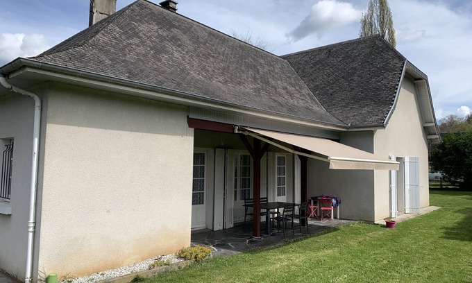 Arette Maison | Maison avec terrasse et jardin au pied de la montagne.