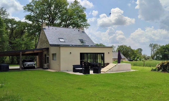 Grand-Champ Maison | Maison bretonne rénovée à 20 min des plages, parking privé
