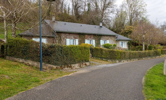 Lagarde Maison | Maison Camille - Gîte cosy à 10 min de Lourdes, terrasse, cheminée, parking privé