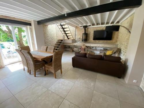 Tramery Maison | Maison chaleureuse avec piscine et aire de jeux