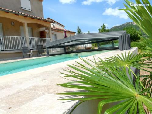Nant Maison | Maison confortable avec vue montagne à Nant, piscine partagée