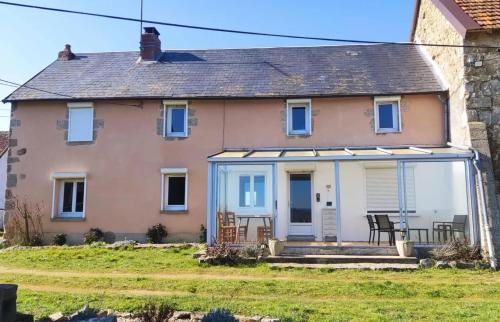 Chenerailles - Auzances - Bellegarde et Haut Pays Marchois Maison | Maison conviviale près de Charron avec jardin, 100 m²