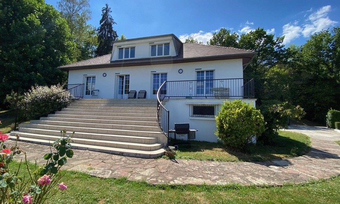 Encausse-les-Thermes Villa | Maison dans les bois avec piscine et vue montagnes.
