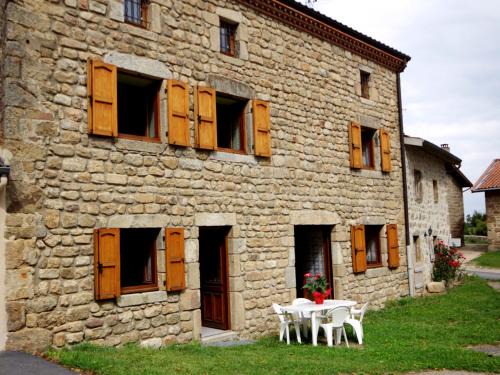 Saint-Nizier-de-Fornas Maison | Maison de charme avec poêle à bois, 3 chambres, salle de jeux, jardin clos et équipements modernes. - FR-1-496-259