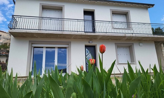 Polignac Maison | Maison de Campagne, calme et vue sur la campagne environnante garantie.