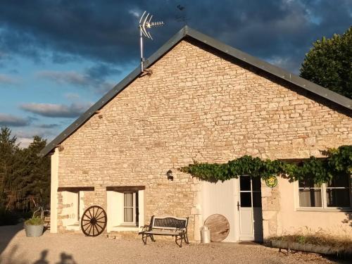 Gy Maison | Maison de caractère à Gy avec parking et Wifi - FR-1-583-448