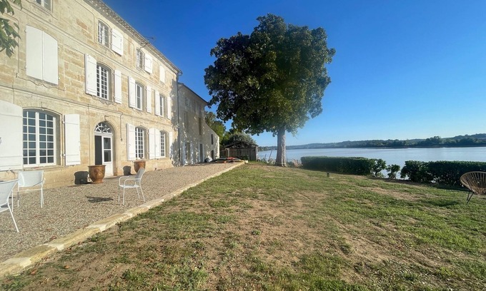 Vayres Maison | Maison de Charme dans le bordelais bord de rivière, piscine et proche St-Emilion
