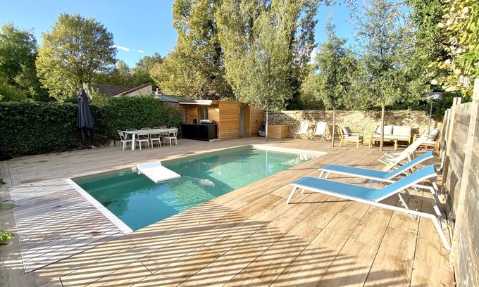 Versailles Maison | Maison de famille avec piscine chauffée, havre de paix en cœur de ville.