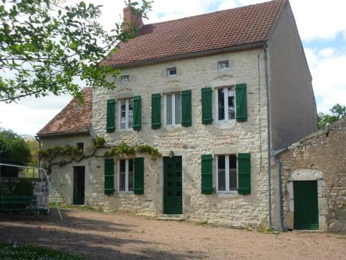 Ebreuil Maison | Maison de ferme rénovée en pierre avec jardin, cheminée, WIFI, équipements bébé, animaux acceptés - FR-1-489-19