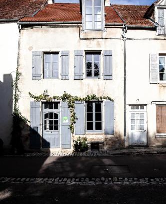 Flavigny-sur-Ozerain Maison | Maison de la fontaine