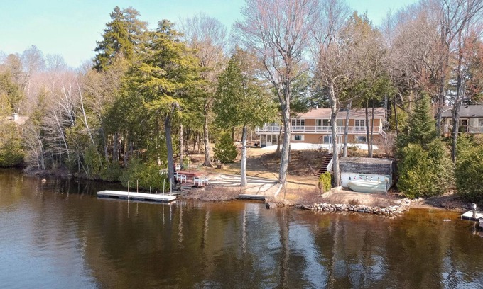 Lachute Chalet De Ski | Maison de la Loutre / The Otter Lakehouse