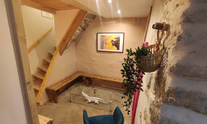 La Roquebrussanne Appartement | Maison de village cosy 1 à 4 personnes
