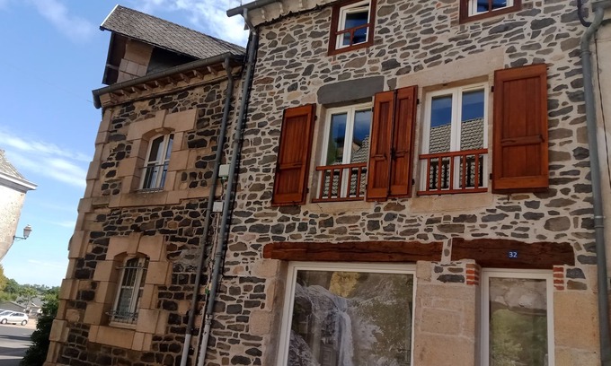 Pleaux Appartement | Maison de Village. Avec Commerces à Proximité. Départ de Sentiers, Vtt, lac 10 k