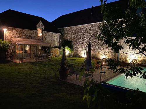 Condat Maison | Maison de village avec piscine privative - gite-loubaribas