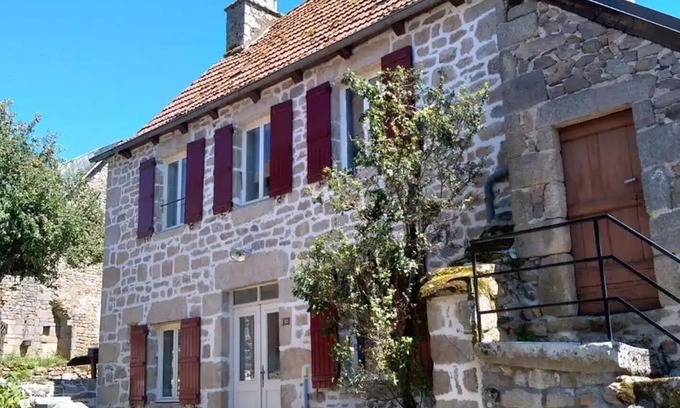 Hautefage Villa | Maison de Village / piscine chauffé / internet. tv./ 6 pers.