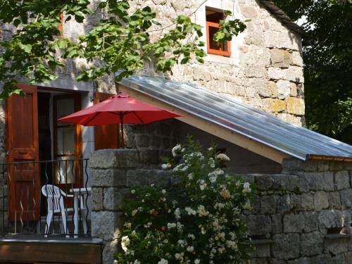Tence Maison | Maison en Granit rénovée avec terrain et terrasse, proche Tence, idéale pour famille et activités outdoors - FR-1-582-134