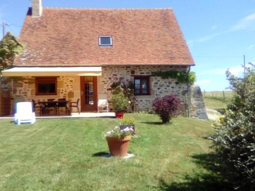 Bourbon-l'Archambault Maison | Maison en pierre rénovée avec étang, pêche, jardin et BBQ, proche Forêt de Tronçais - FR-1-489-293