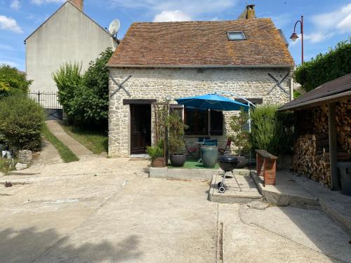 Orveau-Bellesauve Maison | maison en pierre atypique sur jardin paysagé