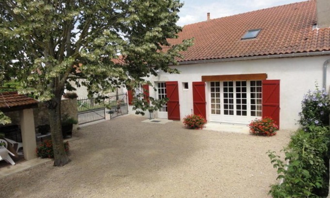 Charroux Maison | Maison en pierres rénovée avec cour close et terrasse privée, animaux admis, parking, Wi-Fi - FR-1-489-271