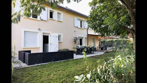 Saint-Marcel Maison | Maison familiale- 12 couchages - 6 chambres, piscine, très grand jardin