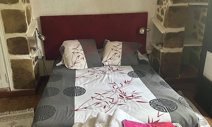 Saint-Germain Maison | Maison fleuri/river vacations/a room in a big house