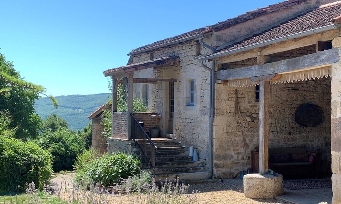 Saint-Antonin Noble Val Maison | Maison D’Artist, 5 minutes from St Antonin Noble Val with Swimming River & Pools