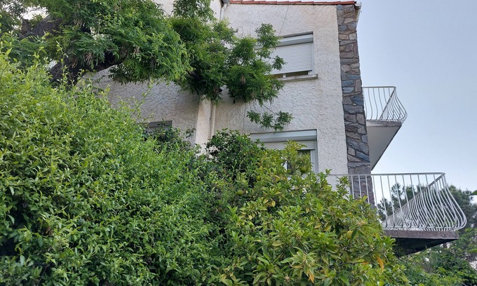 Cases-de-Pene Maison | Maison Isolée Avec Jardinage Calme, Très Lumineuse