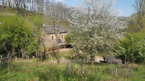 Valady Maison | maison isolée dans les vignes et les bois
