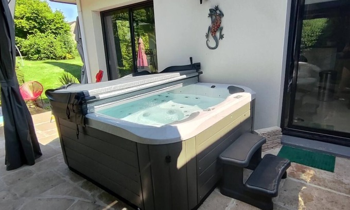 Savenay Maison | MAISON MODERNE- JACUZZI 5 PLACES-PING PONG-TABLE DE MASSAGE-20 MN DE LA MER-