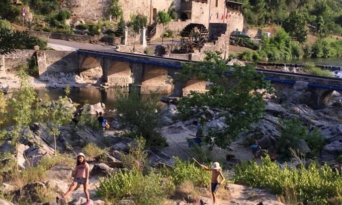 Monoblet Villa | Maison Le Rêve: Maison de vacances spacieuse avec piscine dans un cadre rustique
