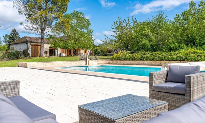 Ferrensac Villa | Maison Longchamps - Cinq Chambres Villa, Couchages 10