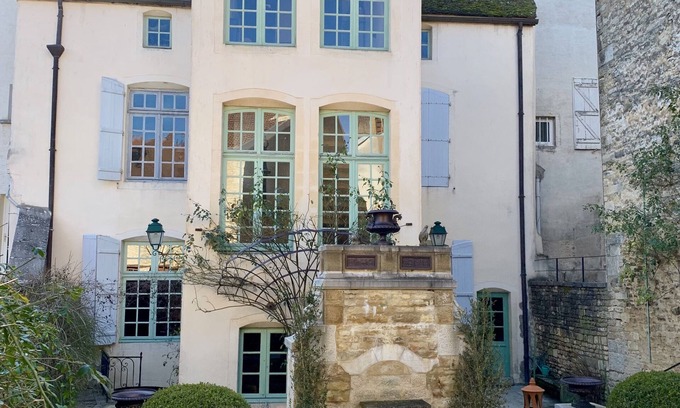 Champlitte Maison | Maison Monument historique et son jardin de buis taillés