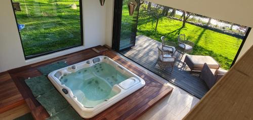 Rugles Maison | Maison Normande au bord de rivière avec spa et sauna