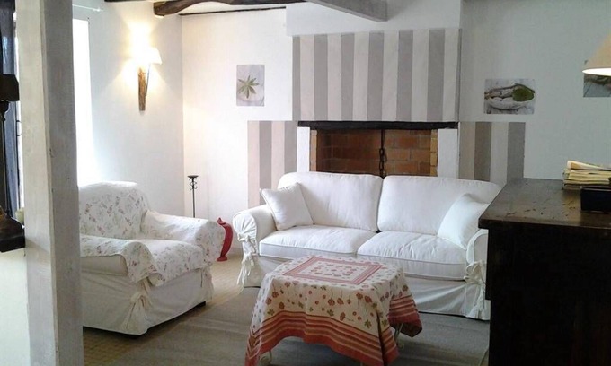 Les Eyzies Maison | Maison pittoresque dans petite rue au calme sous les rochers.