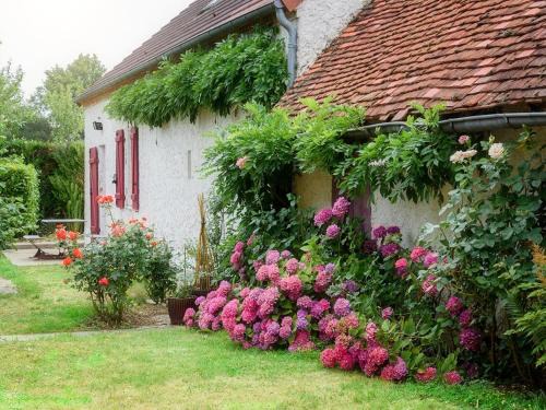 Franchesse Maison | Maison rénovée à Franchesse avec grand jardin et animaux admis - FR-1-489-221