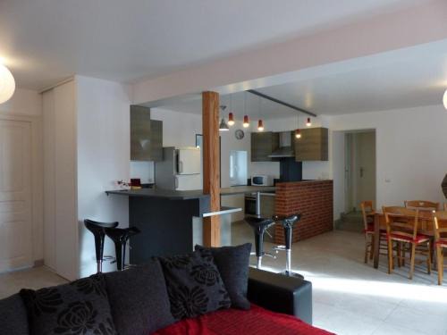 Poezat Maison | Maison rénovée avec cour privée, proche de Gannat, 3 chambres, animaux acceptés, équipements modernes. - FR-1-489-37