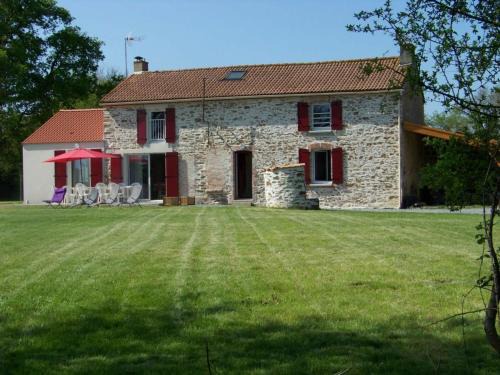 La Roche-sur-Yon Maison | Maison rénovée en pleine campagne avec terrain, terrasse et équipements familiaux - FR-1-426-157