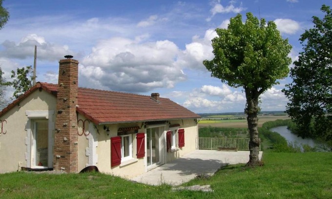 Monetay-sur-Allier Maison | Maison rénovée avec grand jardin, accès rivière, cheminée et tout confort à Monétay-sur-Allier - FR-1-489-110