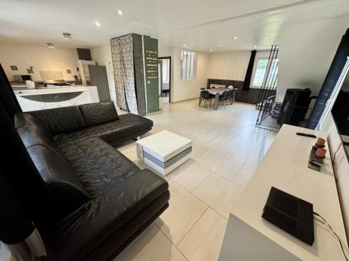 Saint-Just-Sauvage Maison | Maison Sauvage - Balnéo & Espace Fitness