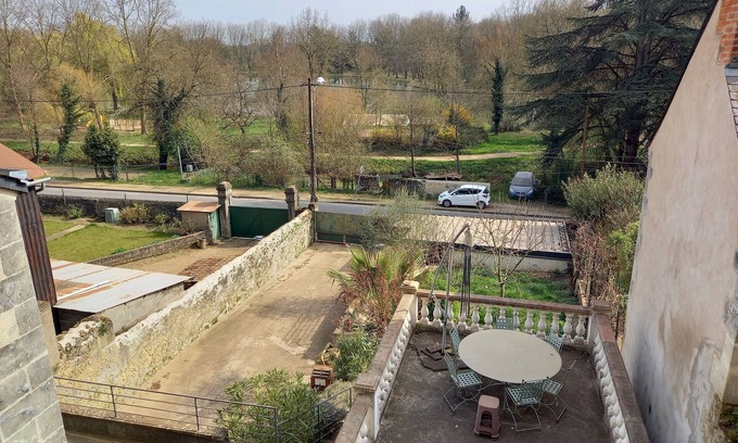 Langeais Maison | Maison semi-troglodyte - grande terrasse offrant une vue sur le lac de Langeais.