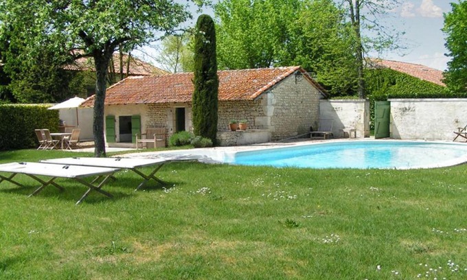 Bellon Maison | Maison spacieuse avec piscine au cœur de Bellon