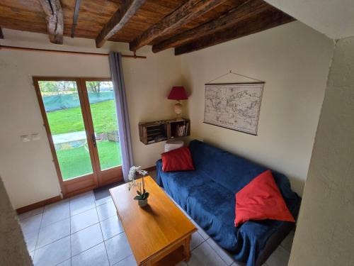 Devay Appartement | maison volet rouge
