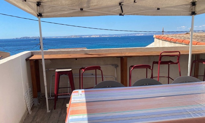 Montredon Maison | Maisonnette pieds dans l'eau terrasse vue époustouflante